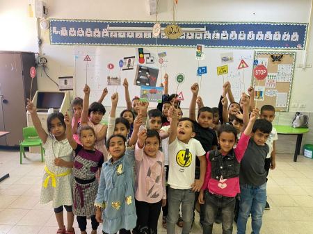 جمعية السلامة المجتمعية تمرر مجموعة ارشادات تثقيفية في مدرسة الاندلس الابتدائية - حورة . 